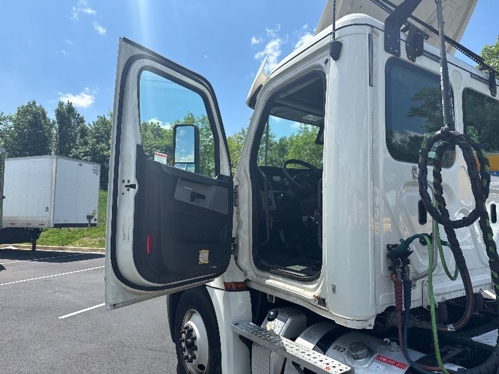 Day Cab Tractor-Heavy Duty Tractors-Freightliner-2019-T12664ST-Jessup-MD-394,641\n\t\tmiles-$ 35,500 - Image 9