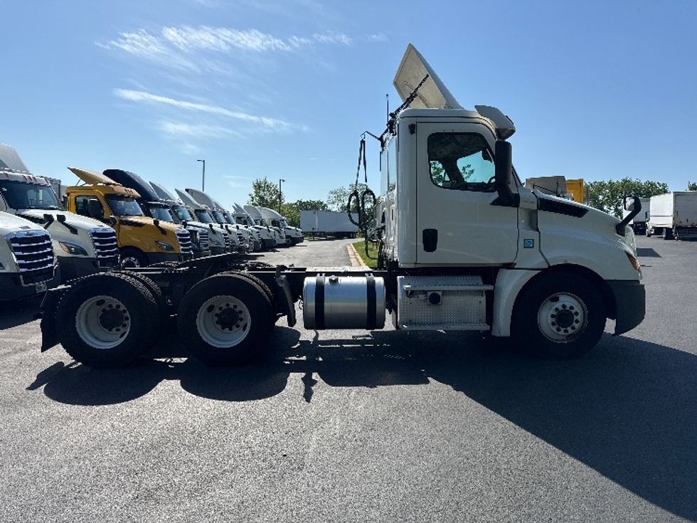 Day Cab Tractor-Heavy Duty Tractors-Freightliner-2019-T12664ST-Jessup-MD-399,748\n\t\tmiles-$ 35,500 - Image 8