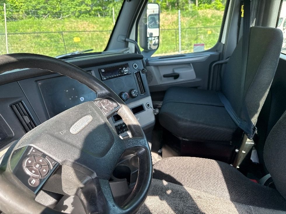 Day Cab Tractor-Heavy Duty Tractors-Freightliner-2019-T12664ST-Jessup-MD-399,748\n\t\tmiles-$ 35,500 - Image 9