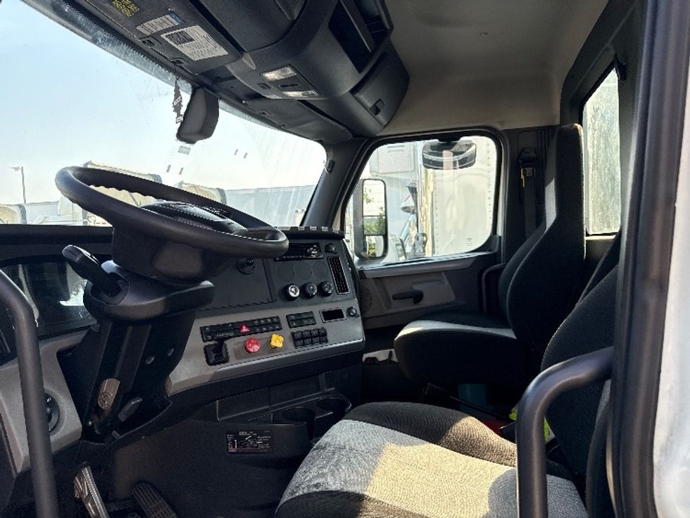 Day Cab Tractor-Heavy Duty Tractors-Freightliner-2019-T12664ST-Jessup-MD-450,528\n\t\tmiles-$ 35,250 - Image 10