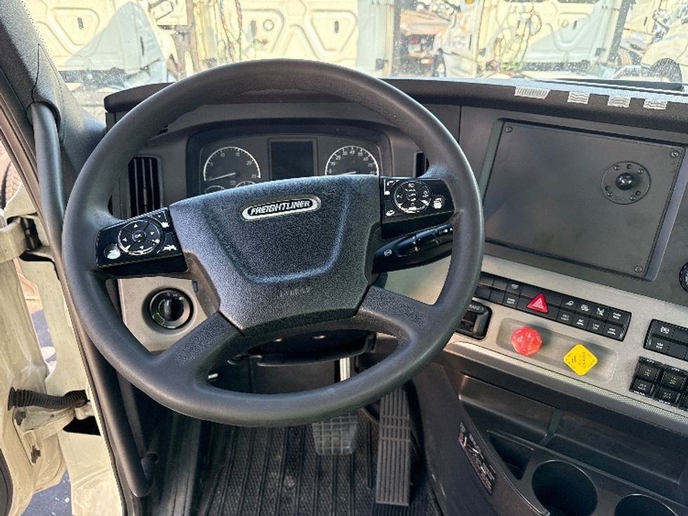 Day Cab Tractor-Heavy Duty Tractors-Freightliner-2019-T12664ST-Jessup-MD-450,528\n\t\tmiles-$ 35,250 - Image 11