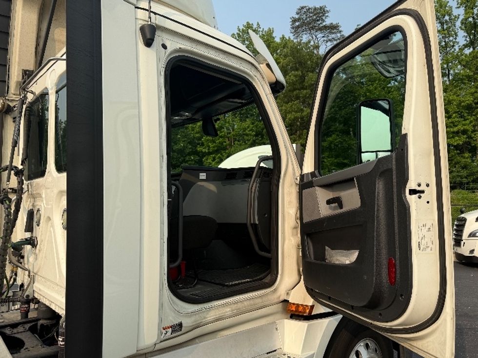Day Cab Tractor-Heavy Duty Tractors-Freightliner-2019-T12664ST-Jessup-MD-450,528\n\t\tmiles-$ 35,250 - Image 12