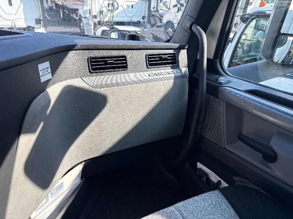 Day Cab Tractor-Heavy Duty Tractors-Freightliner-2019-T12664ST-Jessup-MD-450,528\n\t\tmiles-$ 35,250 - Image 13