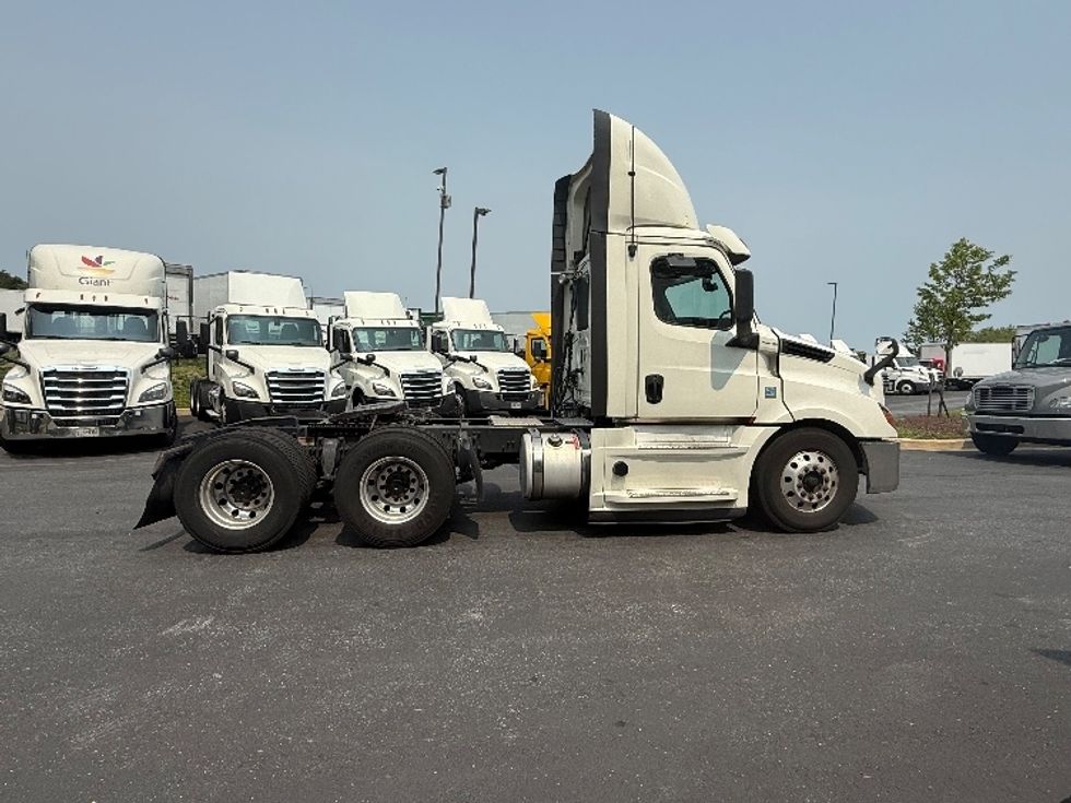 Day Cab Tractor-Heavy Duty Tractors-Freightliner-2019-T12664ST-Jessup-MD-450,528\n\t\tmiles-$ 35,250 - Image 8