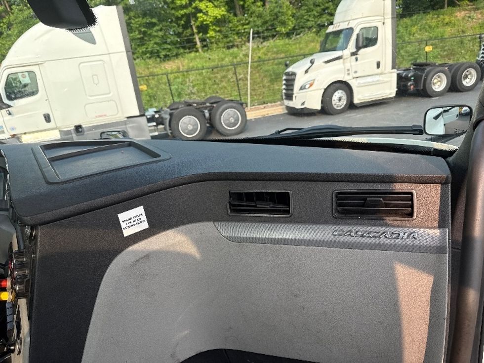 Day Cab Tractor-Heavy Duty Tractors-Freightliner-2019-T12664ST-Jessup-MD-462,906\n\t\tmiles-$ 42,000 - Image 13