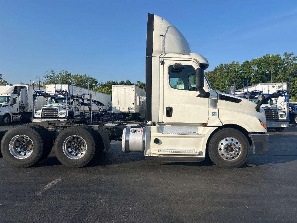 Day Cab Tractor-Heavy Duty Tractors-Freightliner-2019-T12664ST-Jessup-MD-483,269\n\t\tmiles-$ 41,000 - Image 8