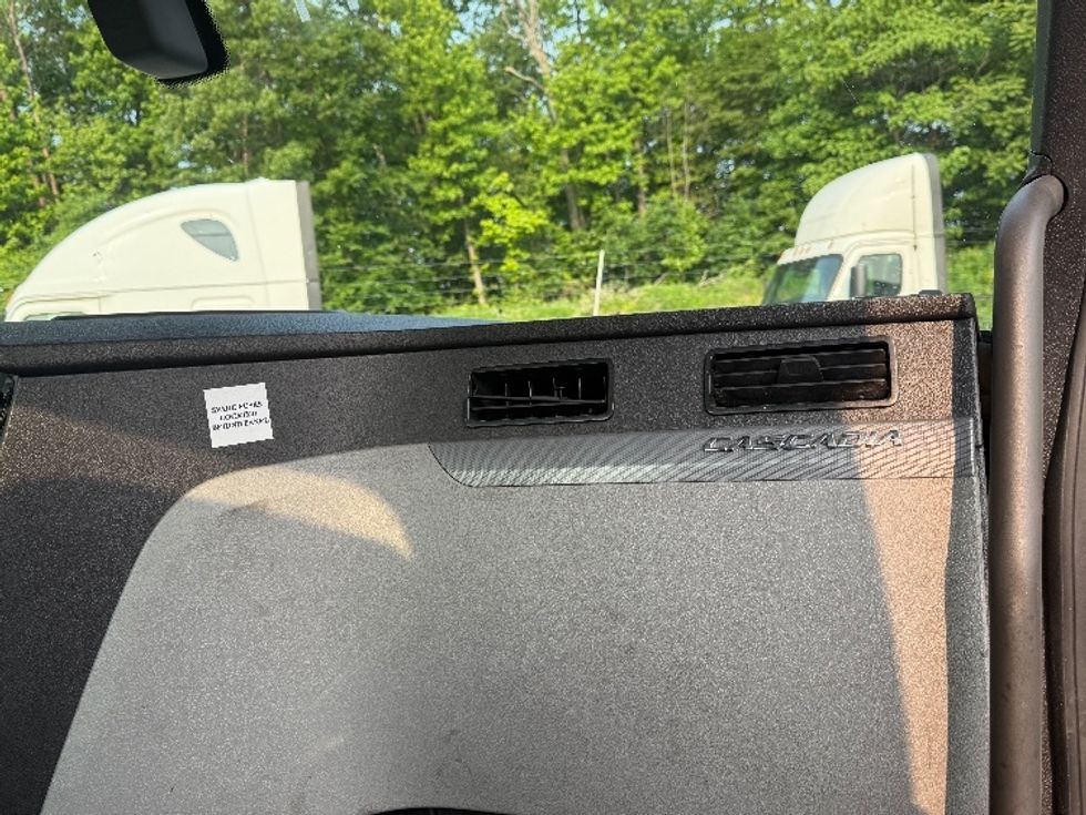 Day Cab Tractor-Heavy Duty Tractors-Freightliner-2019-T12664ST-Jessup-MD-483,904\n\t\tmiles-$ 35,750 - Image 12