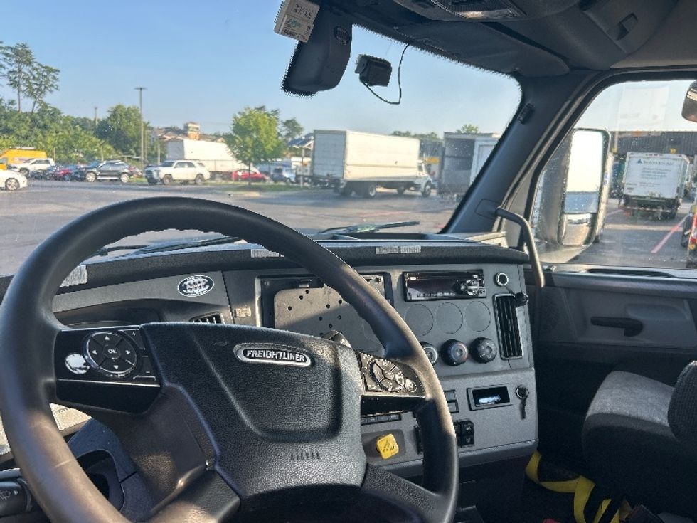Day Cab Tractor-Heavy Duty Tractors-Freightliner-2019-T12664ST-Jessup-MD-486,055\n\t\tmiles-$ 35,750 - Image 10