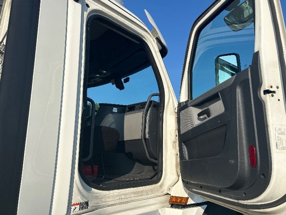Day Cab Tractor-Heavy Duty Tractors-Freightliner-2019-T12664ST-Jessup-MD-486,055\n\t\tmiles-$ 35,750 - Image 12