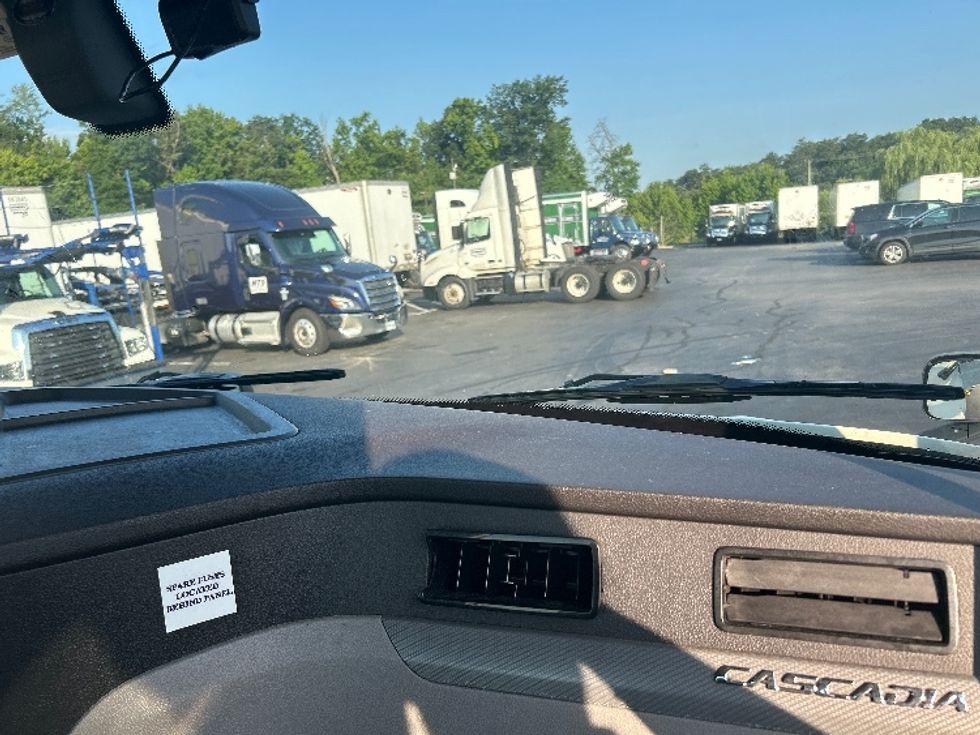 Day Cab Tractor-Heavy Duty Tractors-Freightliner-2019-T12664ST-Jessup-MD-486,055\n\t\tmiles-$ 35,750 - Image 13