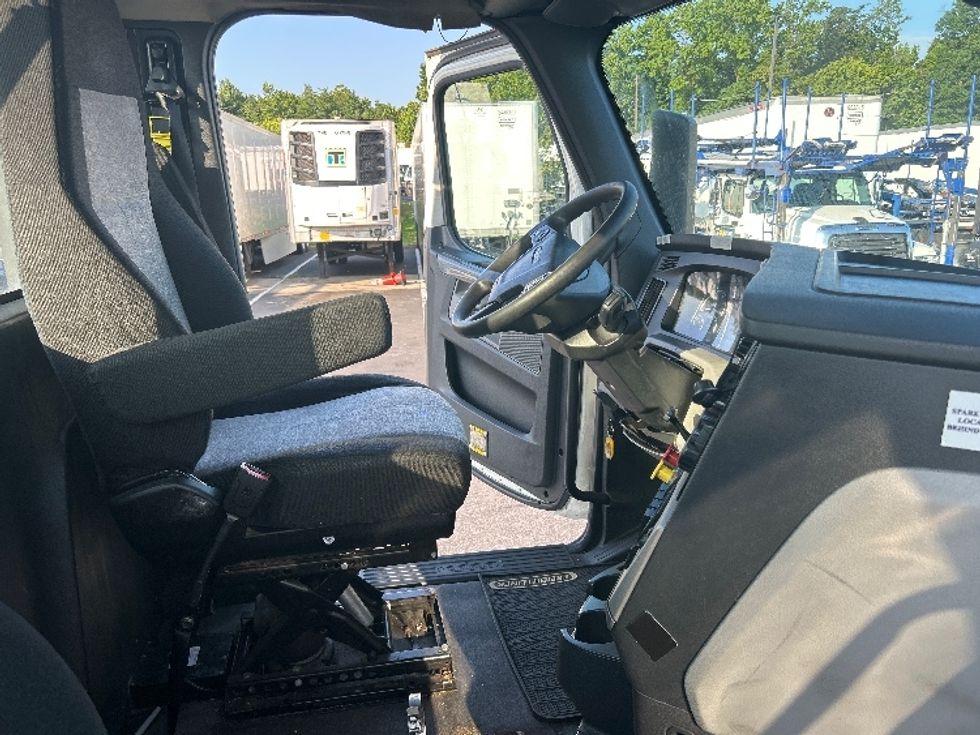 Day Cab Tractor-Heavy Duty Tractors-Freightliner-2019-T12664ST-Jessup-MD-486,055\n\t\tmiles-$ 35,750 - Image 14