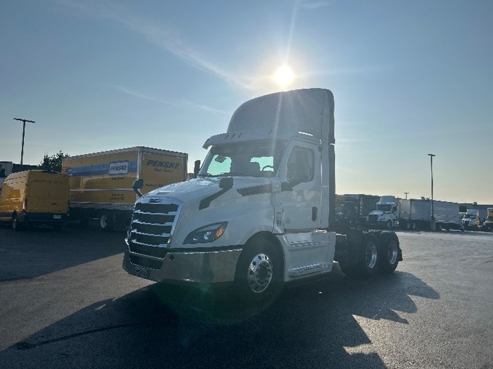 Day Cab Tractor-Heavy Duty Tractors-Freightliner-2019-T12664ST-Jessup-MD-486,055\n\t\tmiles-$ 35,750 - Image 3