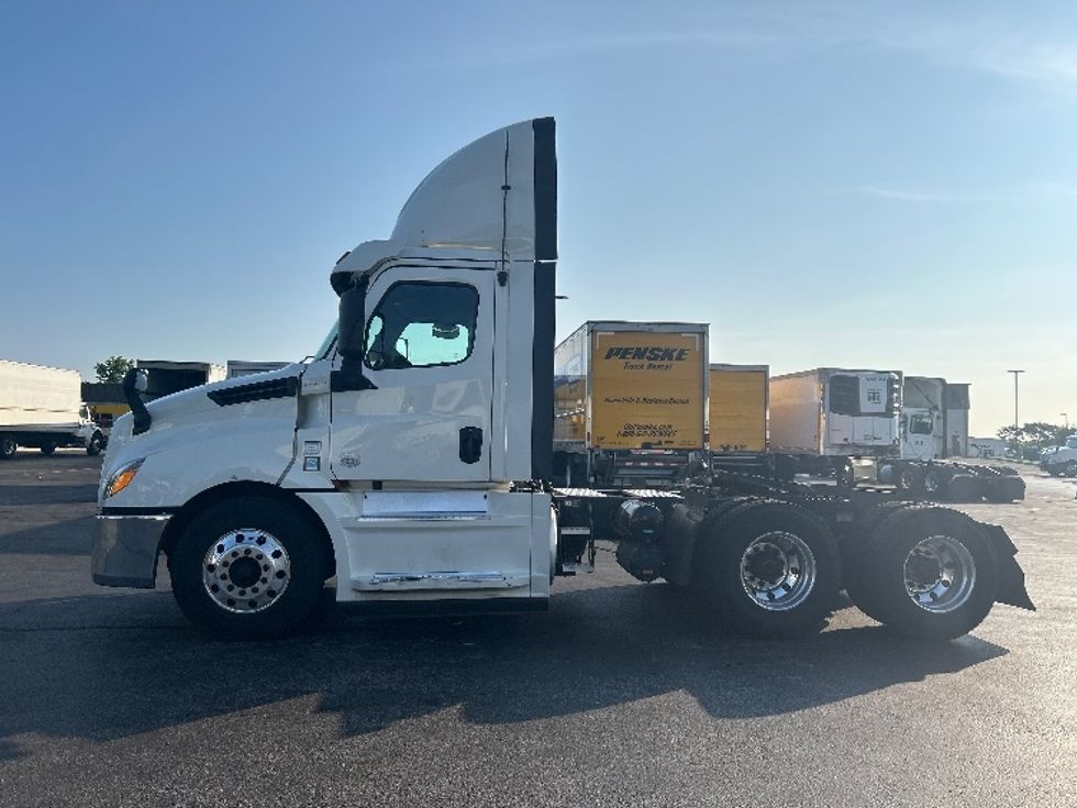 Day Cab Tractor-Heavy Duty Tractors-Freightliner-2019-T12664ST-Jessup-MD-486,055\n\t\tmiles-$ 35,750 - Image 4