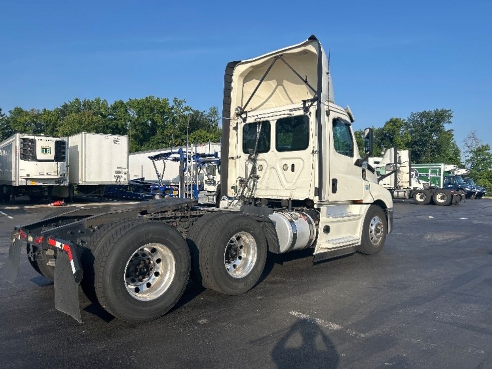 Day Cab Tractor-Heavy Duty Tractors-Freightliner-2019-T12664ST-Jessup-MD-486,055\n\t\tmiles-$ 35,750 - Image 7