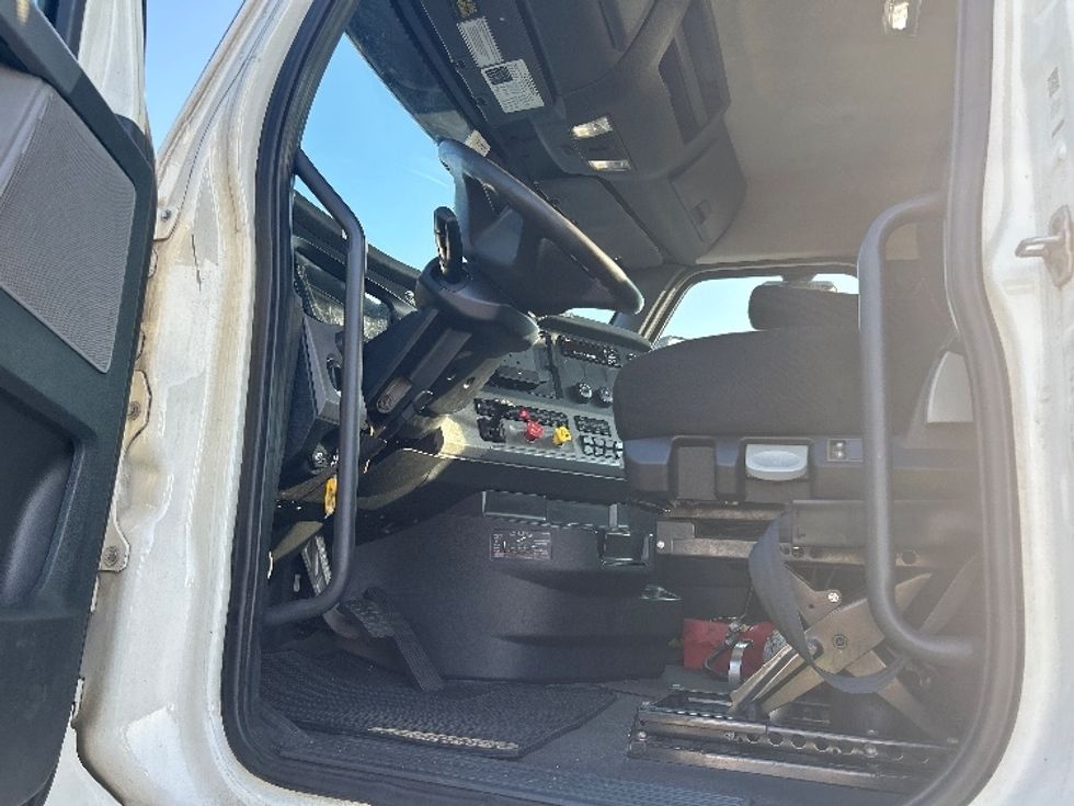 Day Cab Tractor-Heavy Duty Tractors-Freightliner-2019-T12664ST-Jessup-MD-486,055\n\t\tmiles-$ 35,750 - Image 9