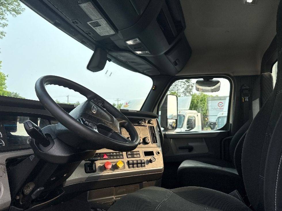 Day Cab Tractor-Heavy Duty Tractors-Freightliner-2019-T12664ST-Jessup-MD-489,903\n\t\tmiles-$ 35,750 - Image 10