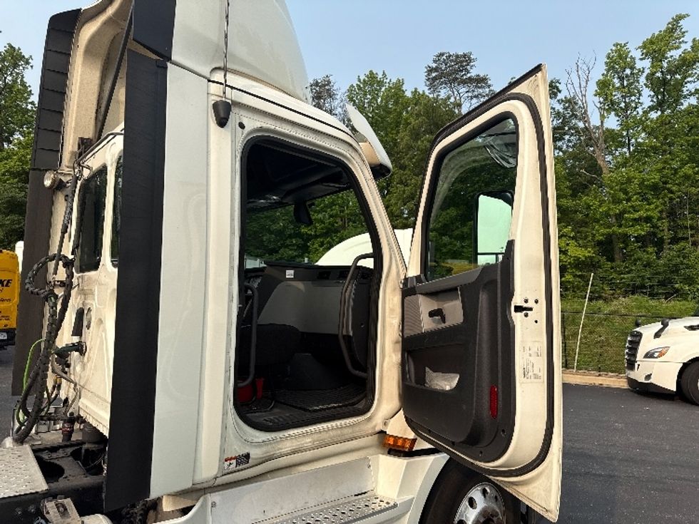 Day Cab Tractor-Heavy Duty Tractors-Freightliner-2019-T12664ST-Jessup-MD-489,903\n\t\tmiles-$ 35,750 - Image 12