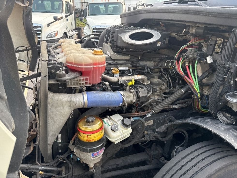 Day Cab Tractor-Heavy Duty Tractors-Freightliner-2019-T12664ST-Jessup-MD-489,903\n\t\tmiles-$ 35,750 - Image 16