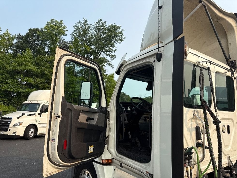 Day Cab Tractor-Heavy Duty Tractors-Freightliner-2019-T12664ST-Jessup-MD-489,903\n\t\tmiles-$ 35,750 - Image 9