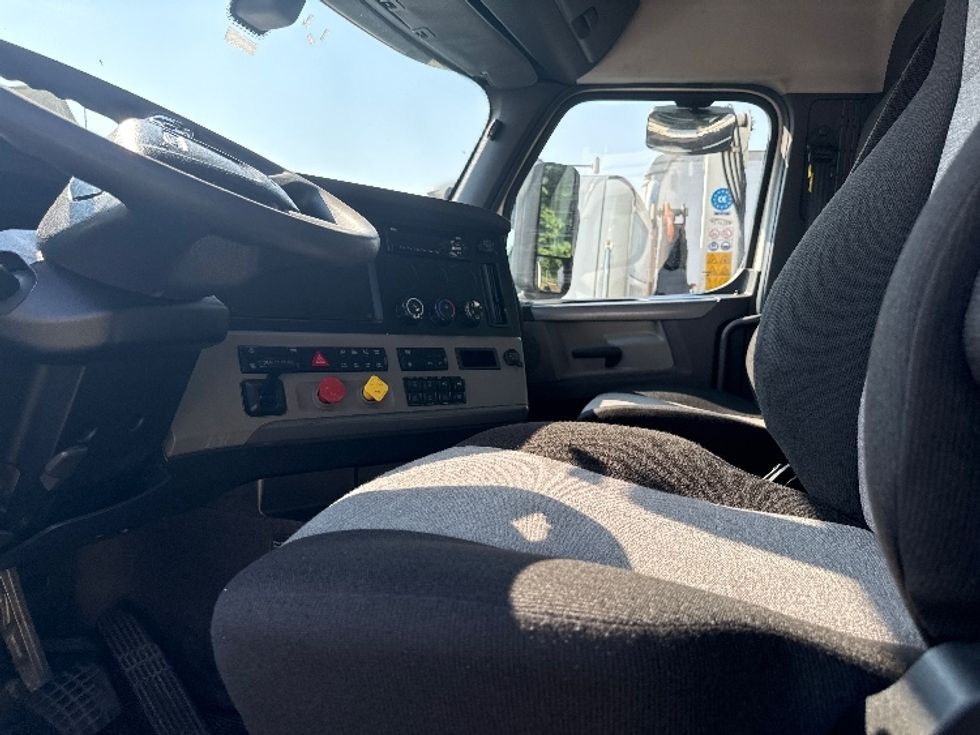 Day Cab Tractor-Heavy Duty Tractors-Freightliner-2019-T12664ST-Jessup-MD-497,544\n\t\tmiles-$ 40,500 - Image 10