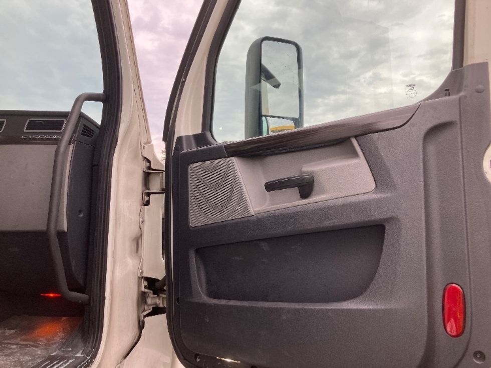 Day Cab Tractor-Heavy Duty Tractors-Freightliner-2019-T12664ST-Jessup-MD-505,206\n\t\tmiles-$ 43,750 - Image 12