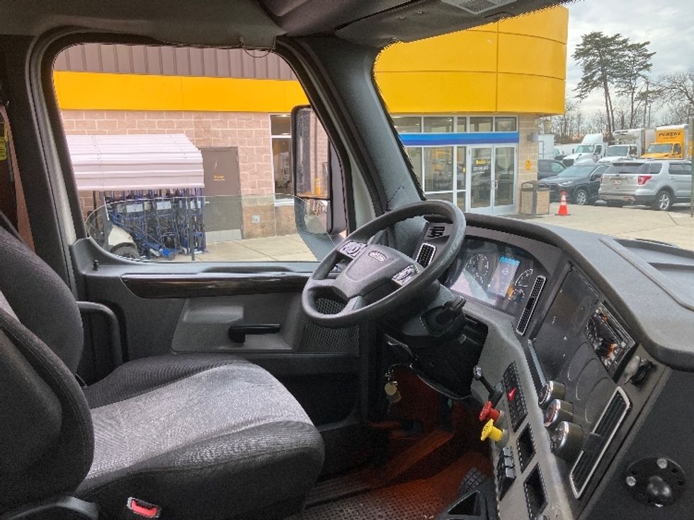 Day Cab Tractor-Heavy Duty Tractors-Freightliner-2019-T12664ST-Jessup-MD-505,206\n\t\tmiles-$ 43,750 - Image 14