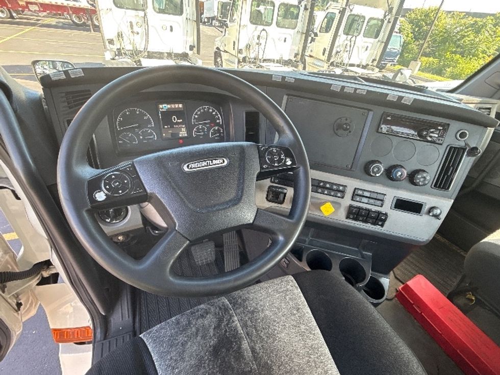 Day Cab Tractor-Heavy Duty Tractors-Freightliner-2019-T12664ST-Jessup-MD-512,561\n\t\tmiles-$ 39,000 - Image 11