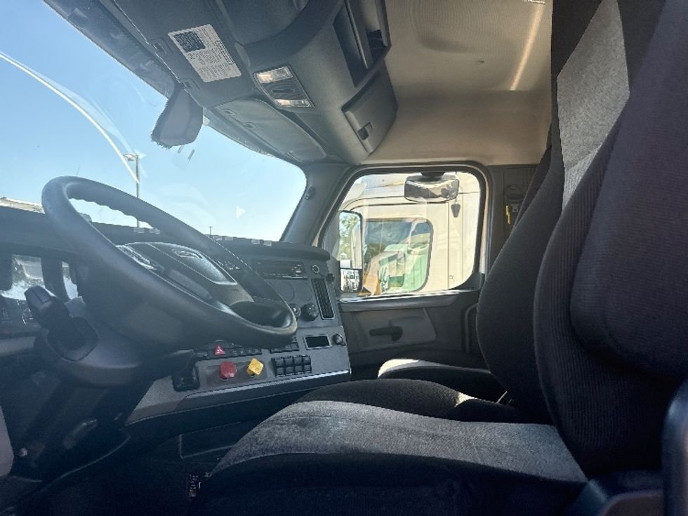 Day Cab Tractor-Heavy Duty Tractors-Freightliner-2019-T12664ST-Jessup-MD-512,561\n\t\tmiles-$ 39,000 - Image 9
