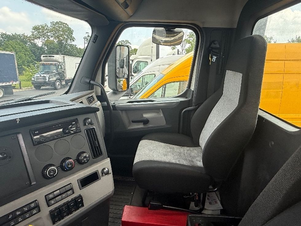 Day Cab Tractor-Heavy Duty Tractors-Freightliner-2019-T12664ST-Jessup-MD-512,699\n\t\tmiles-$ 39,500 - Image 10
