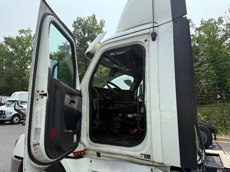 Day Cab Tractor-Heavy Duty Tractors-Freightliner-2019-T12664ST-Jessup-MD-512,699\n\t\tmiles-$ 39,500 - Image 9