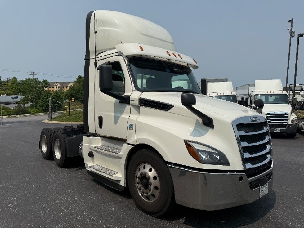 Day Cab Tractor-Heavy Duty Tractors-Freightliner-2019-T12664ST-Jessup-MD-513,671\n\t\tmiles-$ 35,000 - Image 1