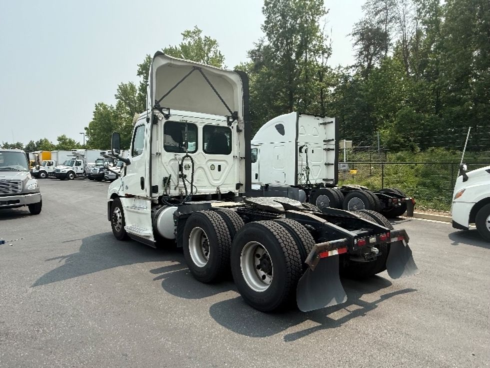 Day Cab Tractor-Heavy Duty Tractors-Freightliner-2019-T12664ST-Jessup-MD-513,671\n\t\tmiles-$ 35,000 - Image 5