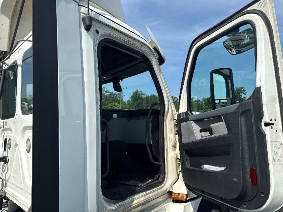 Day Cab Tractor-Heavy Duty Tractors-Freightliner-2019-T12664ST-Jessup-MD-513,792\n\t\tmiles-$ 38,750 - Image 12