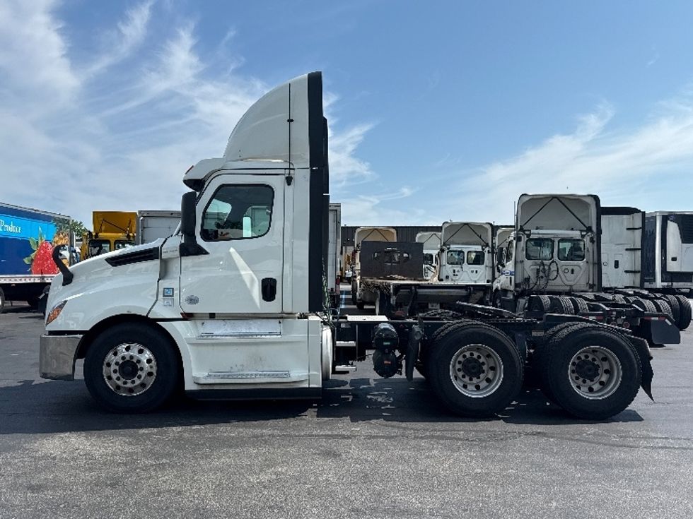 Day Cab Tractor-Heavy Duty Tractors-Freightliner-2019-T12664ST-Jessup-MD-513,792\n\t\tmiles-$ 38,750 - Image 4