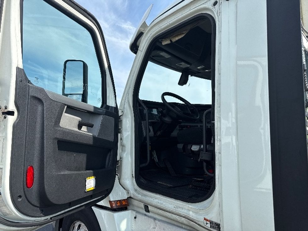 Day Cab Tractor-Heavy Duty Tractors-Freightliner-2019-T12664ST-Jessup-MD-513,792\n\t\tmiles-$ 38,750 - Image 9