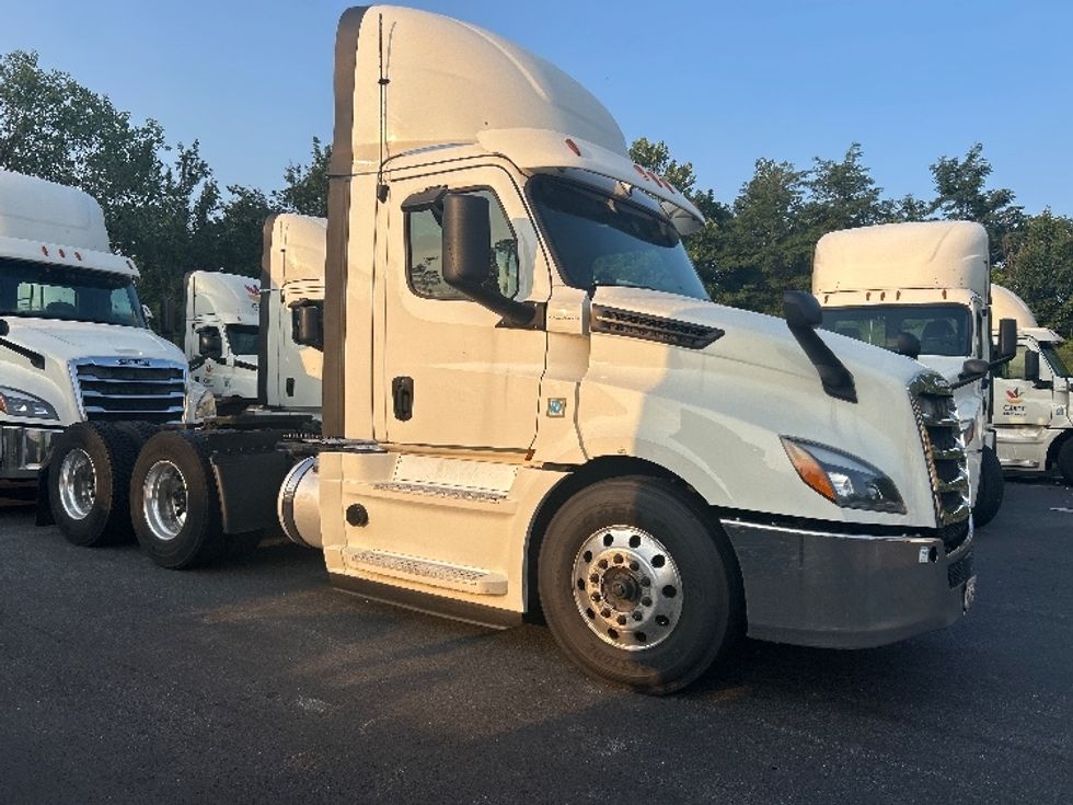Day Cab Tractor-Heavy Duty Tractors-Freightliner-2019-T12664ST-Jessup-MD-516,492\n\t\tmiles-$ 38,500 - Image 1