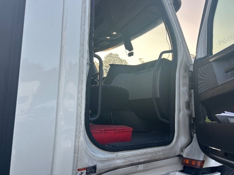 Day Cab Tractor-Heavy Duty Tractors-Freightliner-2019-T12664ST-Jessup-MD-516,492\n\t\tmiles-$ 38,500 - Image 12