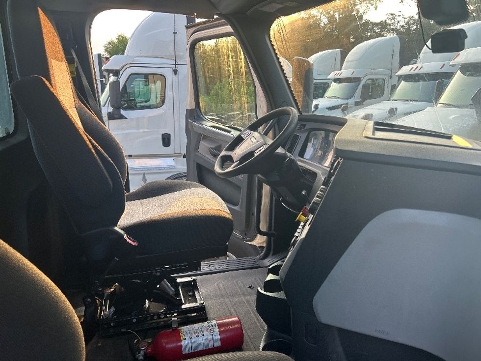 Day Cab Tractor-Heavy Duty Tractors-Freightliner-2019-T12664ST-Jessup-MD-516,492\n\t\tmiles-$ 38,500 - Image 14