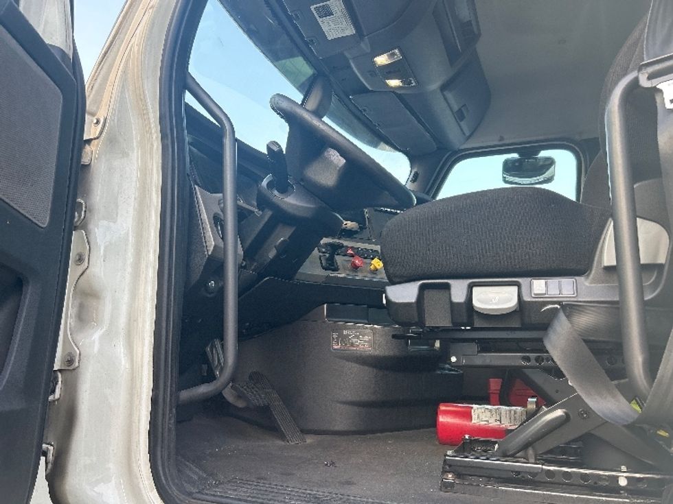 Day Cab Tractor-Heavy Duty Tractors-Freightliner-2019-T12664ST-Jessup-MD-516,492\n\t\tmiles-$ 38,500 - Image 9