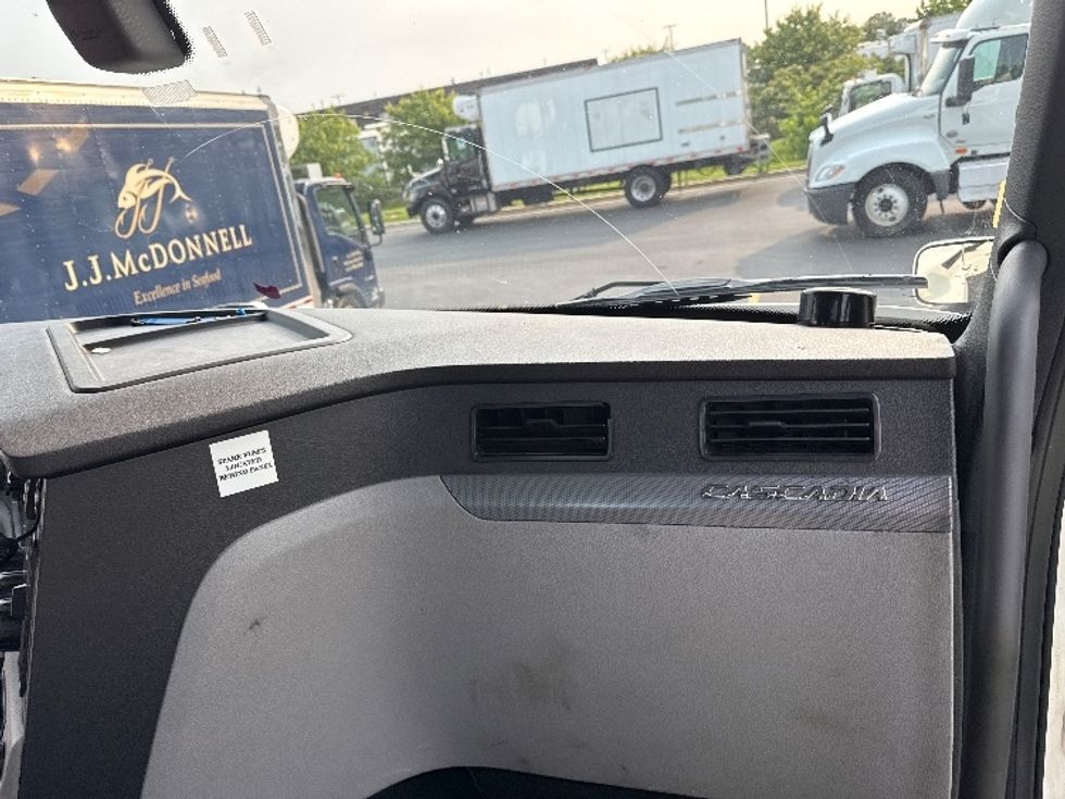 Day Cab Tractor-Heavy Duty Tractors-Freightliner-2019-T12664ST-Jessup-MD-517,569\n\t\tmiles-$ 38,500 - Image 12