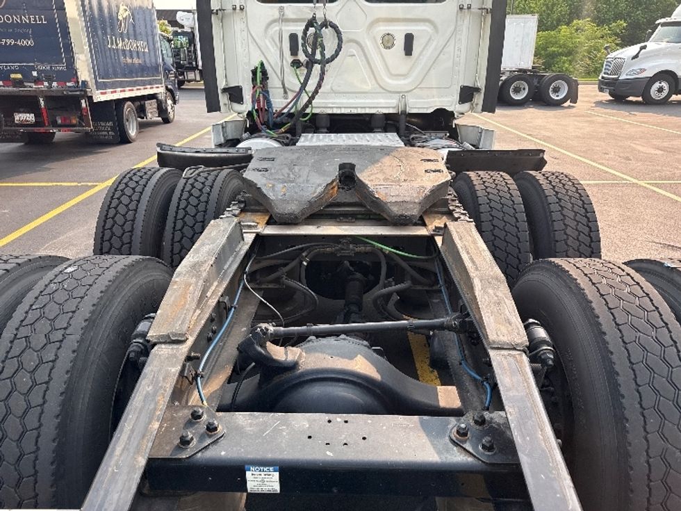 Day Cab Tractor-Heavy Duty Tractors-Freightliner-2019-T12664ST-Jessup-MD-517,569\n\t\tmiles-$ 38,500 - Image 6