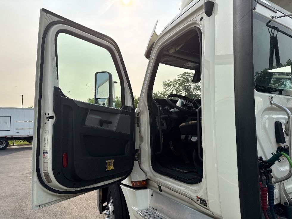 Day Cab Tractor-Heavy Duty Tractors-Freightliner-2019-T12664ST-Jessup-MD-517,569\n\t\tmiles-$ 38,500 - Image 9