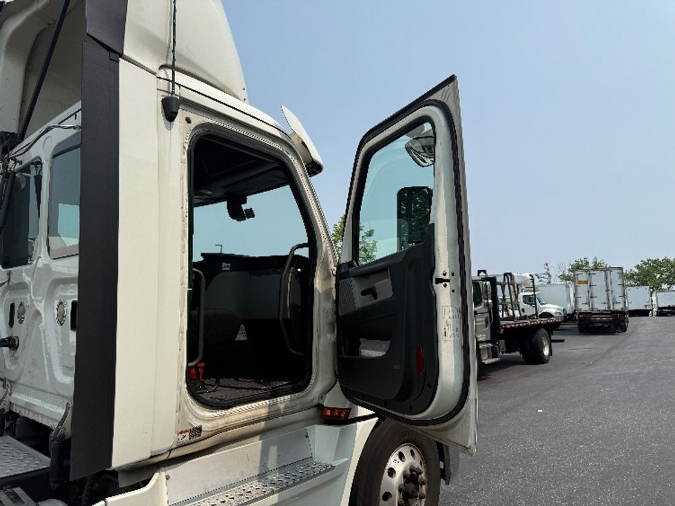 Day Cab Tractor-Heavy Duty Tractors-Freightliner-2019-T12664ST-Jessup-MD-519,384\n\t\tmiles-$ 34,750 - Image 12