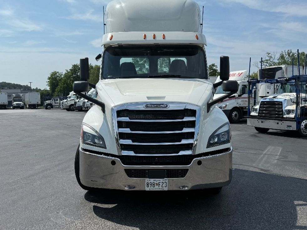 Day Cab Tractor-Heavy Duty Tractors-Freightliner-2019-T12664ST-Jessup-MD-519,384\n\t\tmiles-$ 34,750 - Image 2