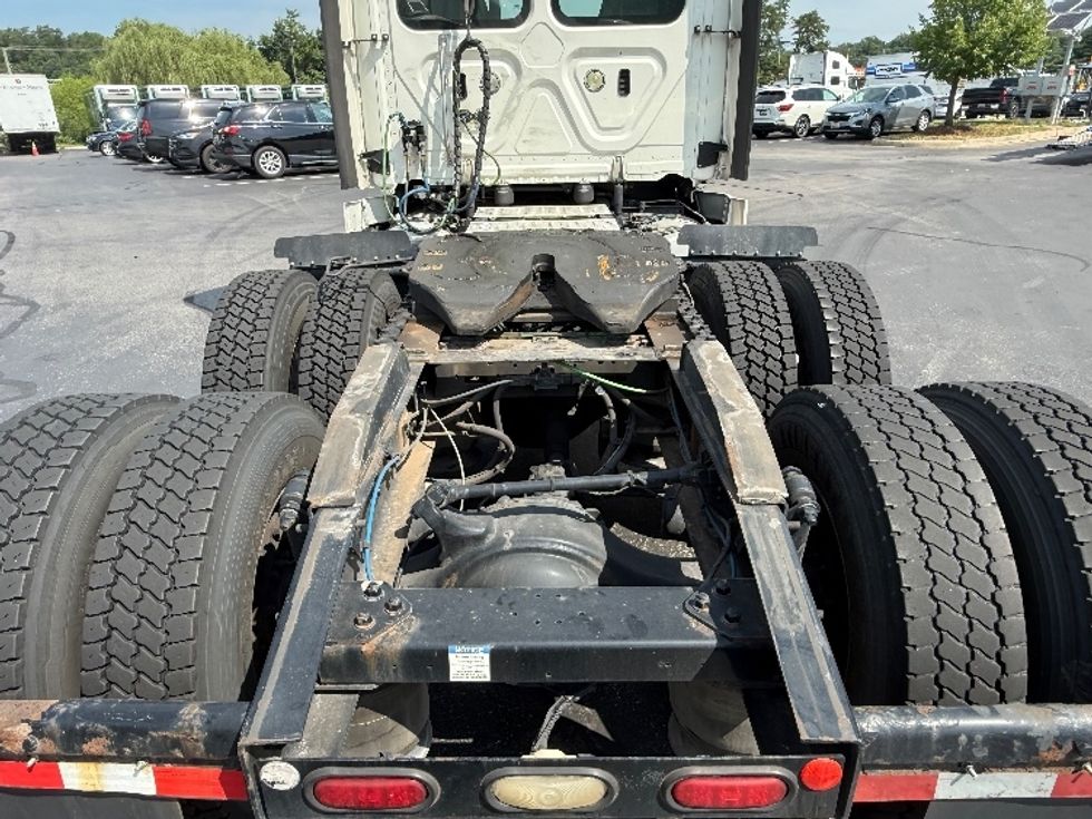 Day Cab Tractor-Heavy Duty Tractors-Freightliner-2019-T12664ST-Jessup-MD-519,384\n\t\tmiles-$ 34,750 - Image 6