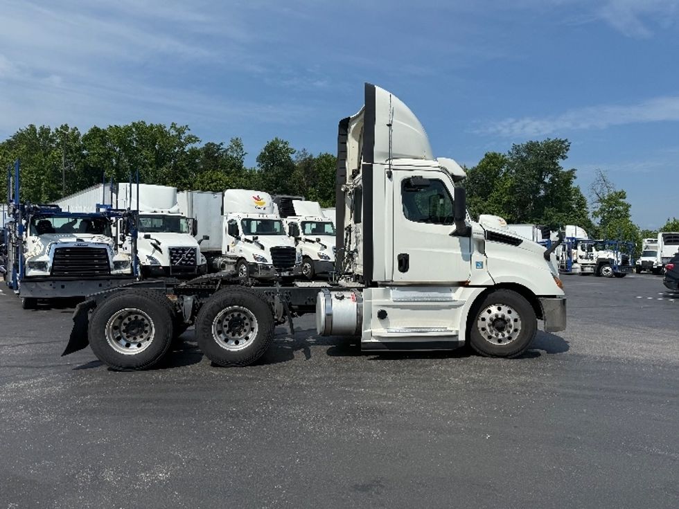 Day Cab Tractor-Heavy Duty Tractors-Freightliner-2019-T12664ST-Jessup-MD-519,384\n\t\tmiles-$ 34,750 - Image 8