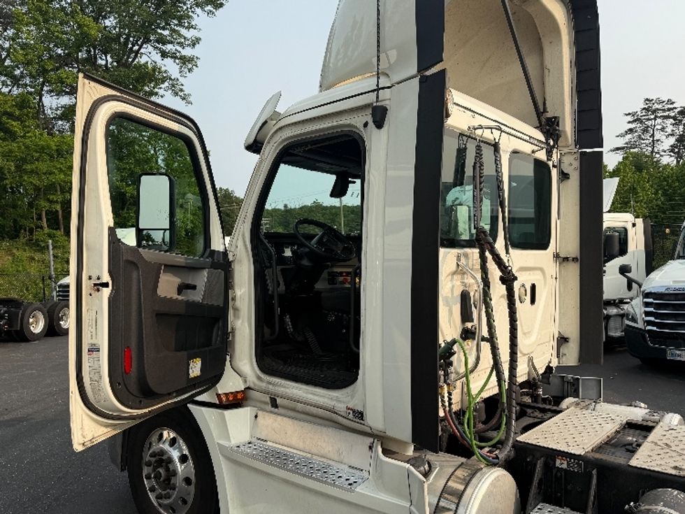 Day Cab Tractor-Heavy Duty Tractors-Freightliner-2019-T12664ST-Jessup-MD-519,960\n\t\tmiles-$ 34,750 - Image 9