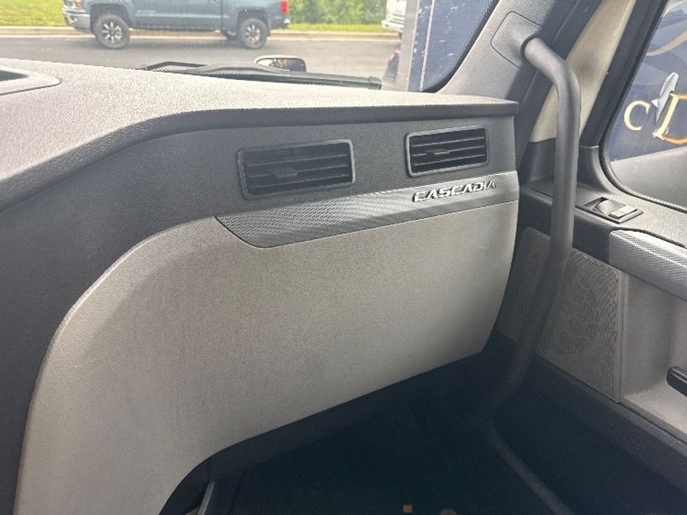 Day Cab Tractor-Heavy Duty Tractors-Freightliner-2019-T12664ST-Jessup-MD-520,001\n\t\tmiles-$ 38,250 - Image 13