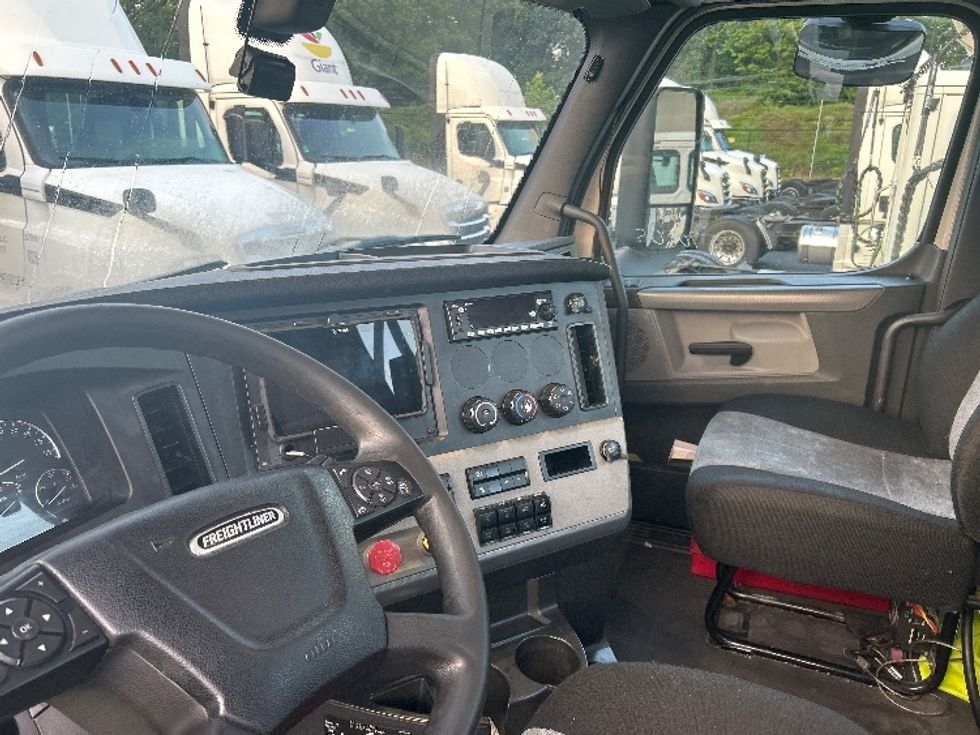 Day Cab Tractor-Heavy Duty Tractors-Freightliner-2019-T12664ST-Jessup-MD-520,344\n\t\tmiles-$ 34,750 - Image 10