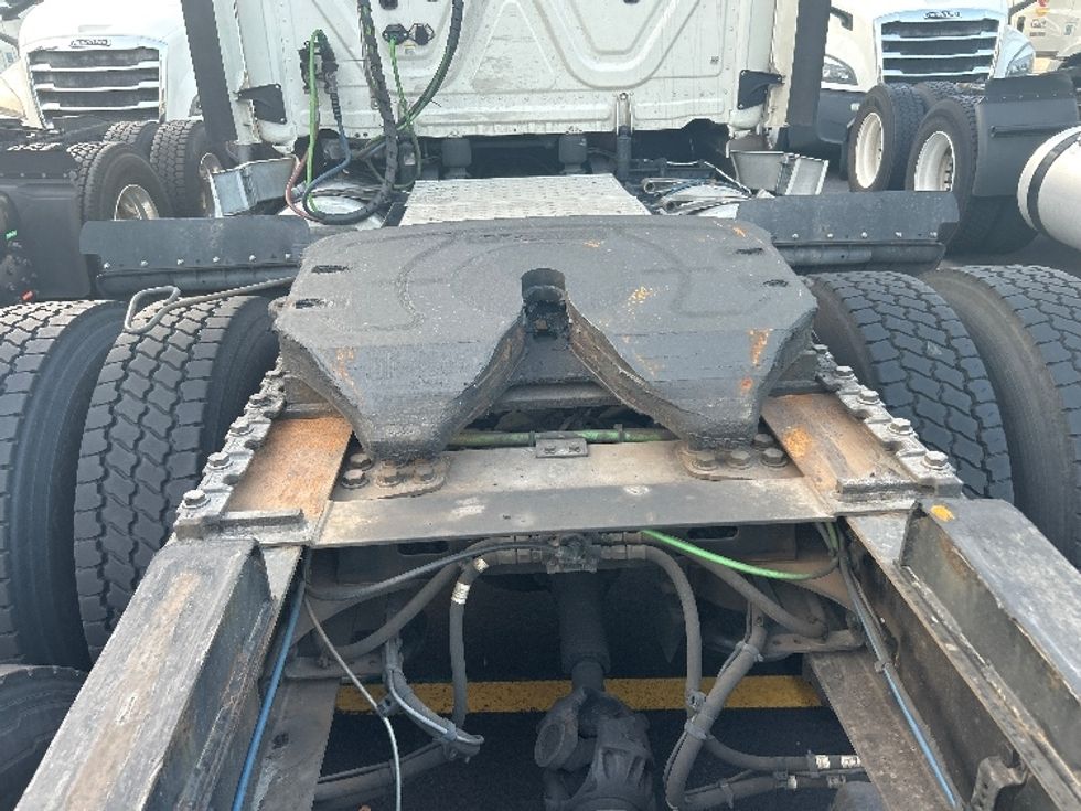 Day Cab Tractor-Heavy Duty Tractors-Freightliner-2019-T12664ST-Jessup-MD-520,344\n\t\tmiles-$ 34,750 - Image 6
